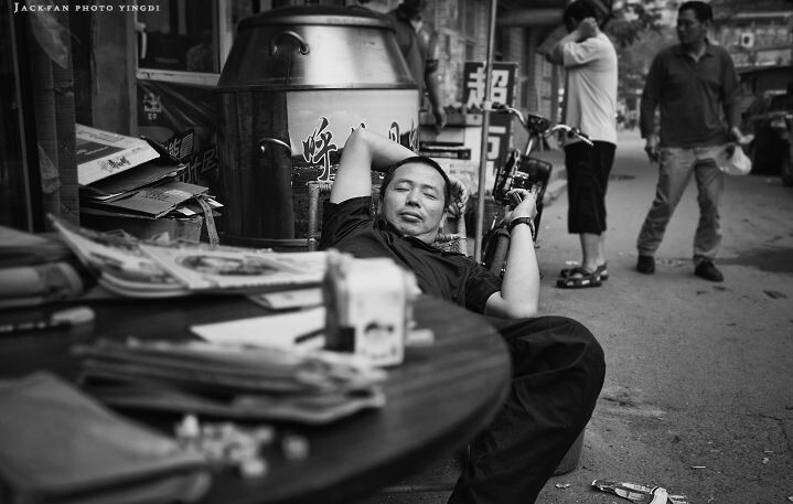 生活在磁器口的人们