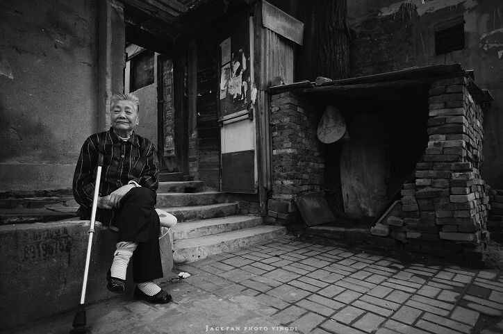 老奶奶在磁器口生活已有80多年了~