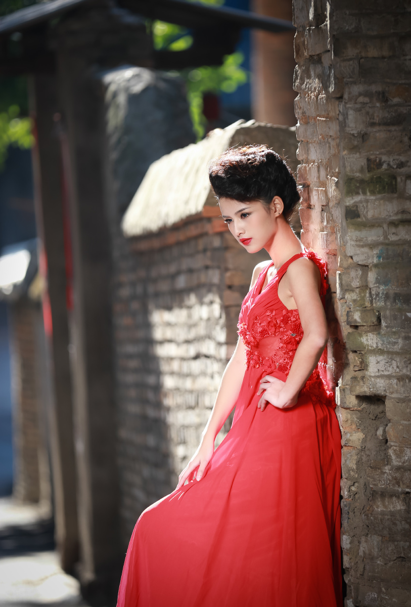 红衣翩翩的少女