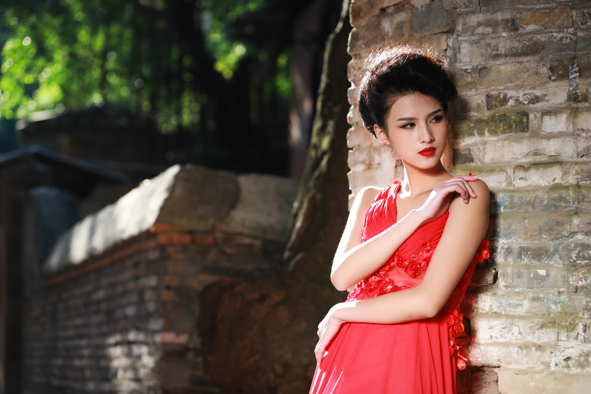 红衣翩翩的少女