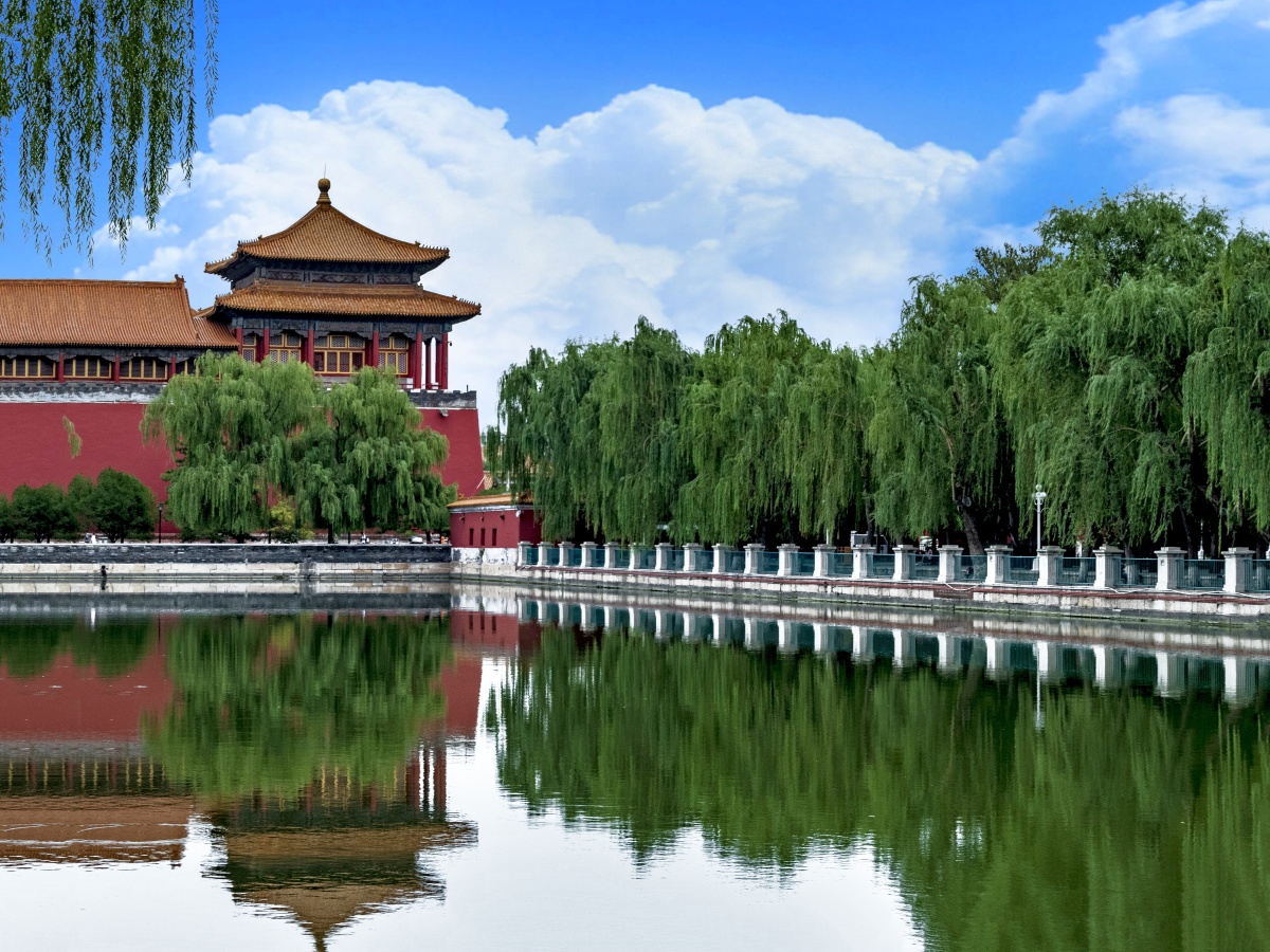 故宫外景也是美如画也是紫禁城风光的亮点鸽子在城楼上飞翔更增加了它