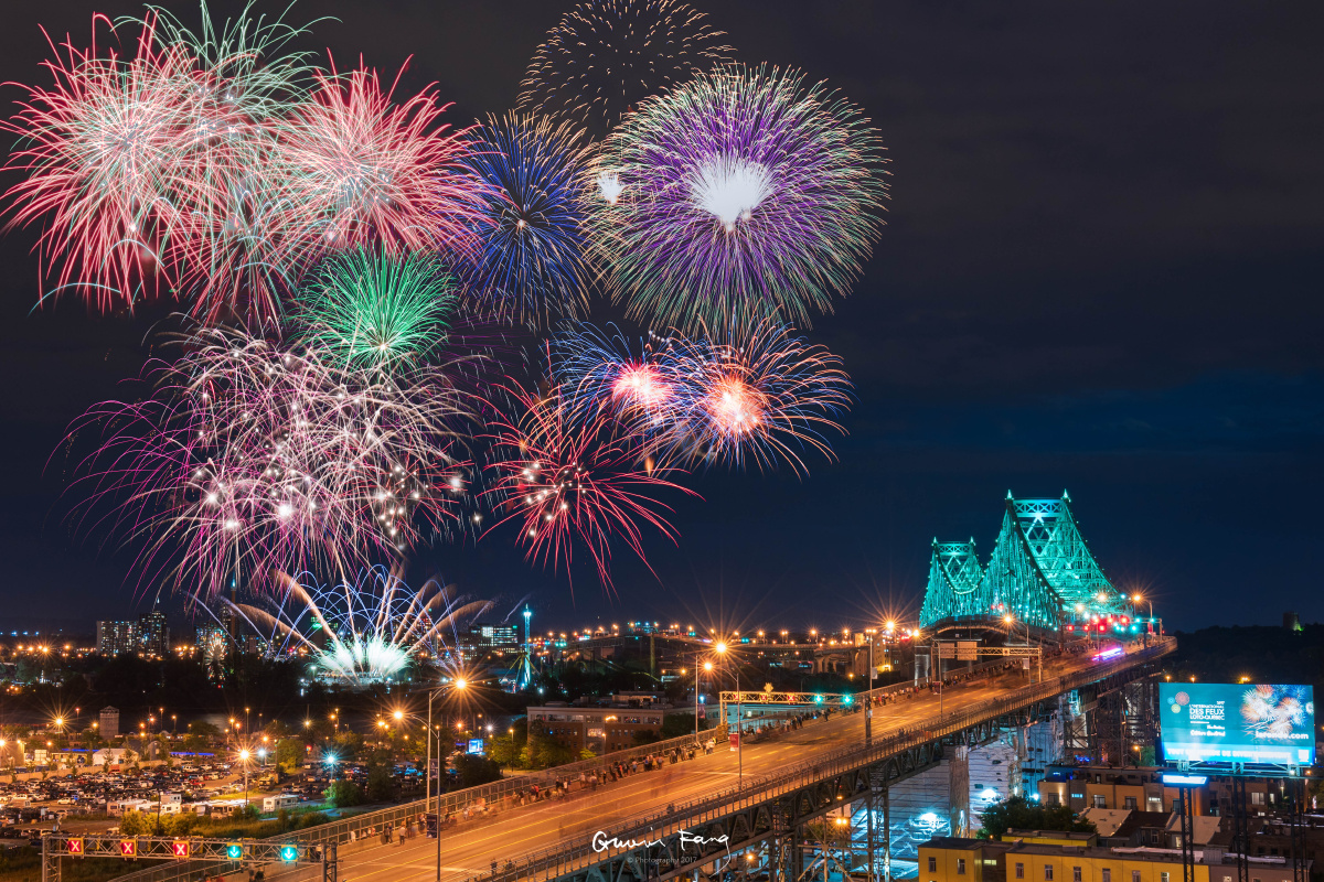 montreal 国际烟花节,来自意大利的小组在圣劳伦斯河铁塔桥
