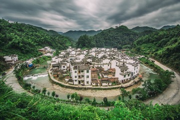 黑云压村村欲摧