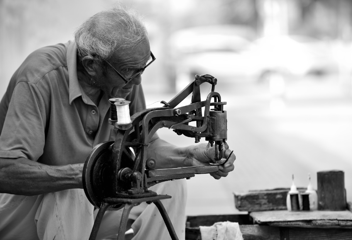2015年7月11日拍摄于安徽省亳州市谯城区新华路,一位修鞋