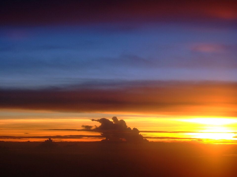 空中骑士<br />
傍晚，在飞机上抓拍了夕阳的余晖，图中的云彩很像一个骑士在策马狂奔。