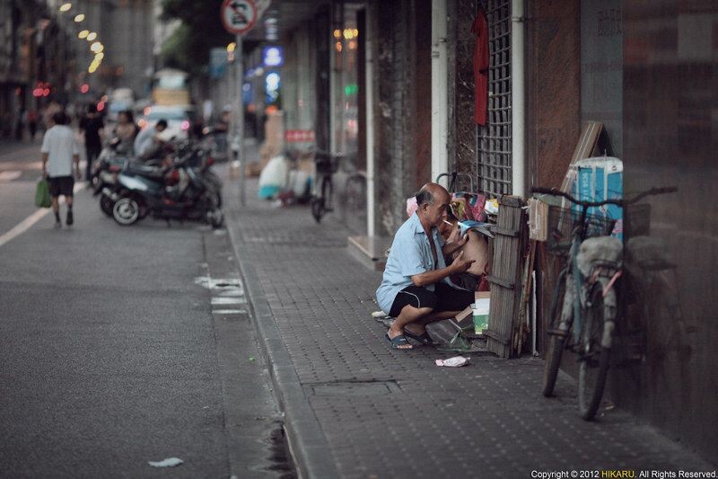 Scavengers<br />
Scavengers, Guangdong Rd, Shanghai, China, July 22, 2012