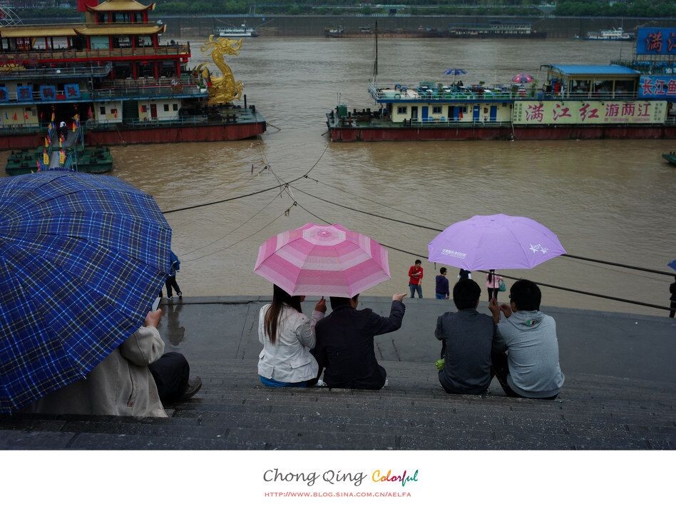 浪漫的雨中江边<br />