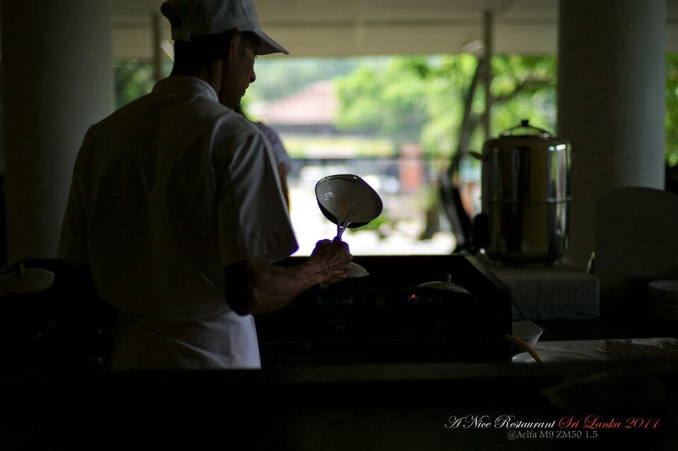 Cooker<br />
这位厨师正在烹调一种斯里兰卡的传统美食,浇一层薄薄的面糊在他手里的小锅内,然后灵活的转动手腕几次,让面糊均匀摊开,稍稍加热后脱离小锅,就做好了一个脆脆的小面碗。食客可以自己在里面随意加上各种咖喱后食用。