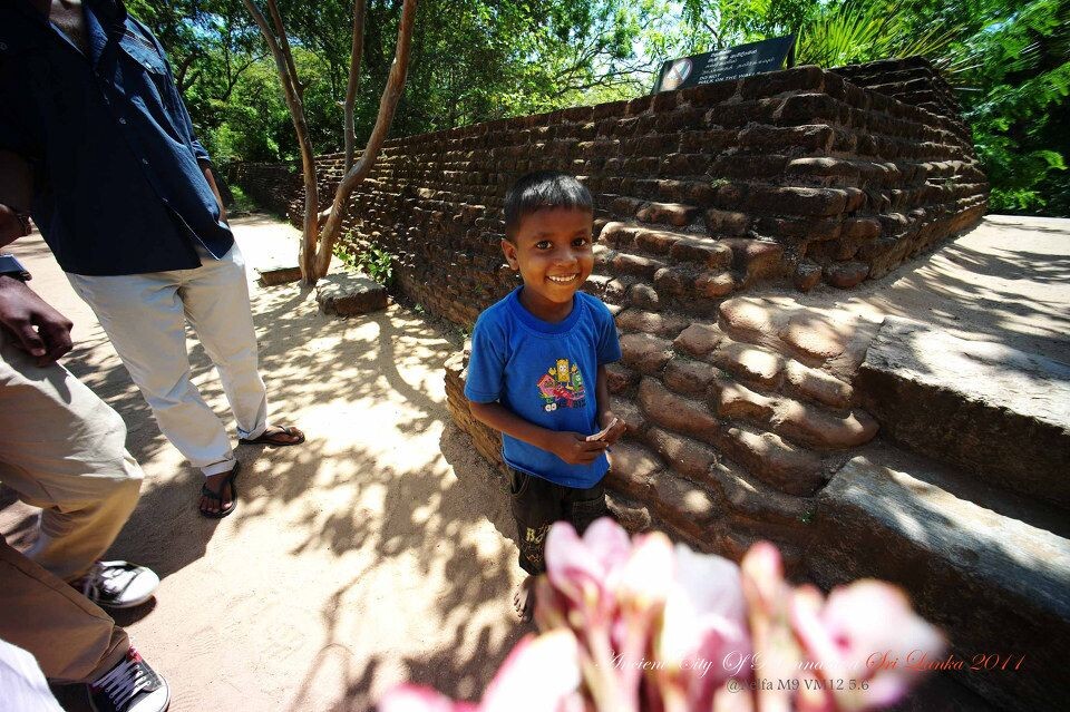 A Boy in Ancient City of Polonnaruwa<br />
波隆纳鲁沃古城中遇到的当地小男孩,一路跟在我身后,要把手上的鲜花送给我。他朝我露齿一笑,顿时迷晕了姐姐我,用手中的卢比换了花,达成目的后,小男孩笑的更欢了。