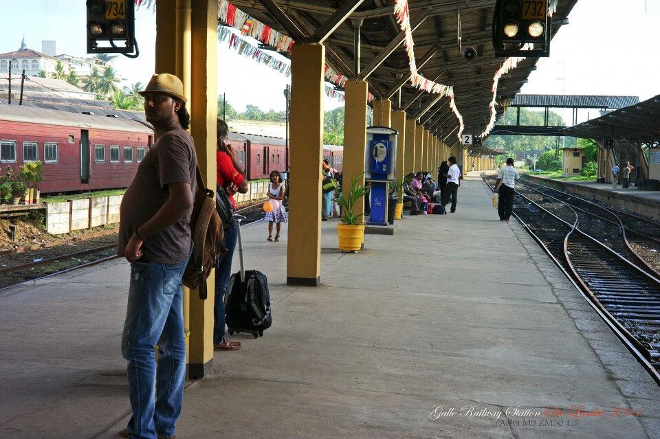 Galle Railway Station <br />
在斯国的最后一天,我们选择了乘坐当地火车返回科伦坡。Rohan反复告诉我们斯国的火车条件不好,没有空调,而且开的很慢。但我们还是被无数功略上前辈描述的那奇妙感觉所吸引,决心一定要体验一次。这次我们选择的路线不长,仅为100多公里的路程,但的确能说是一次奇妙之旅:40公里/小时的火车时速、轰鸣到大声说话也听不清楚的火车声、剧烈摇晃的破车厢,最近时仅离大海只有3米的铁路轨道、奇特的车厢表演。。。。。。所有的一切都让我兴奋不已。
