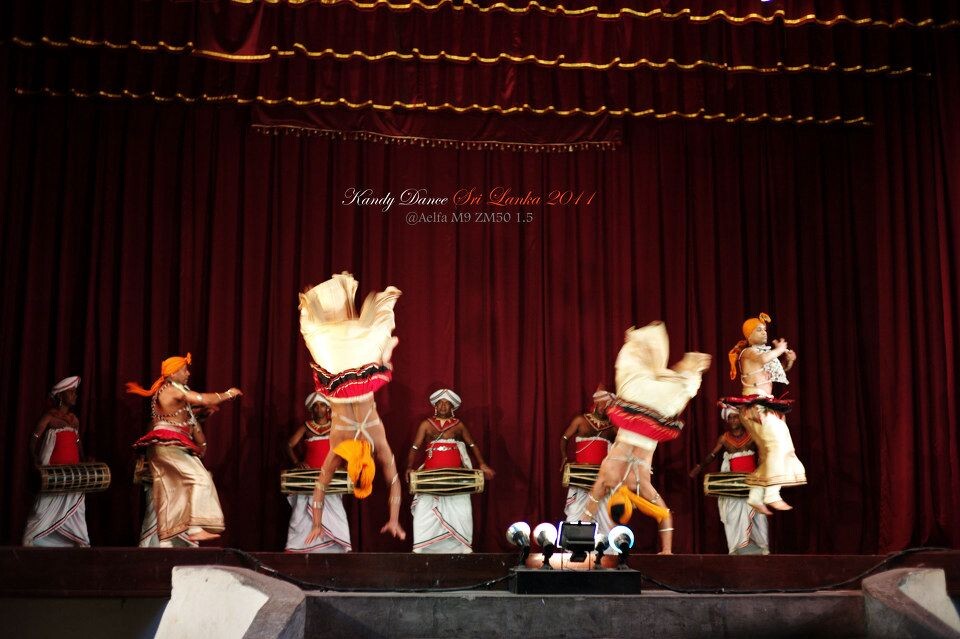 Kandy Dance <br />
康提舞很出名。每天来自世界各地的游客都会慕名来到康提湖边的艺术文化中心观摩,我们也不例外。在这里还是要表扬一下我们的朋友ROHAN,他为我们早早的买好票,还特地帮我们占了好位子。我们进场的时候,他把我们领到用4块木板占好的座位旁,旁边的意大利老头笑着说我们的位子是VIP。