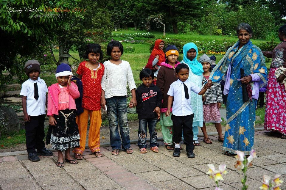 Children <br />
这些孩子真是天真质朴,看到我们举起相机要拍他们,居然一个一个都拥过来,还安静的排好队手拉手。等我们拍够后,又自行解散各走各的。难道这是他们所受教的礼仪?不管怎么样,我喜欢他们!