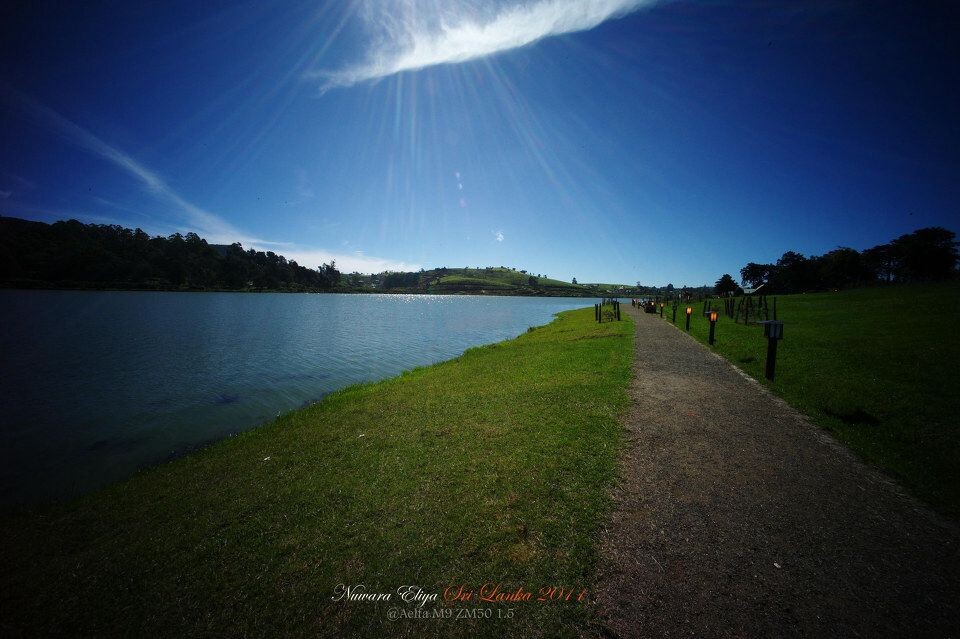 Lakeside <br />
离开高山茶厂小镇时路过的湖泊,安静的恍然梦境。