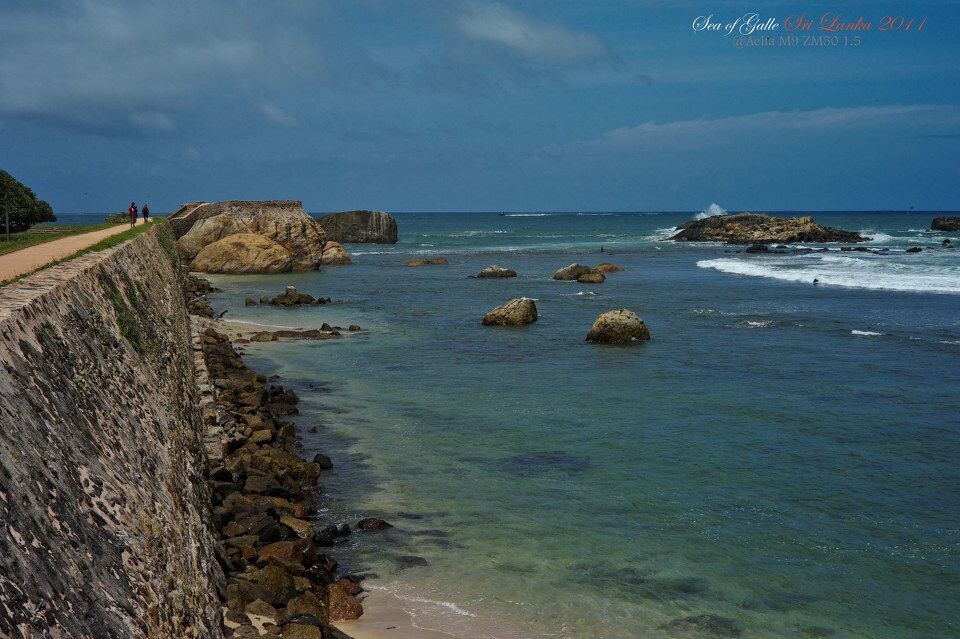 Galle <br />
据说2004年的那场印度洋的大海啸让斯国损失惨重,很多沿海城市都毁于一旦,而只有Galle这个荷兰要塞,凭着坚固的堤防躲过了一劫。