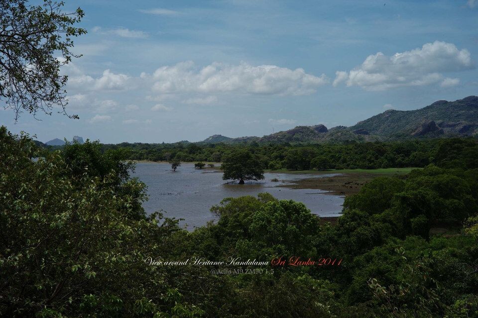 View around Heritance Kandalama<br />
Heritage Kandalama酒店周围的景色。从主干道弯进一条黄泥小路,左右都是丛林包围,整整开了10多分钟,才到达这家依山而建的五星级酒店。在这样一个交通出入不便的地方,住在这里的唯一理由就是酒店本身。我相信任何人只要从到达酒店前台开始,就会深深被吸引,然后就是一次又一次的叹为观止。整座酒店都被绿色所包围,躺在房间的床上,窗外就是湛蓝的天空和平静的湖泊,只有大自然的美景和声音,一切仿佛停止,只有时不时路过窗外的调皮小猴才会打断你发呆的思绪。