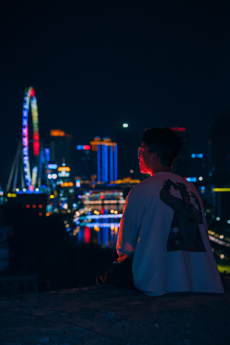 孤寂背影下的城市