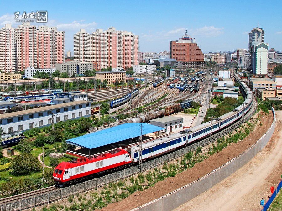SS9-0152牵引T97行驶在北京西段外<br />
