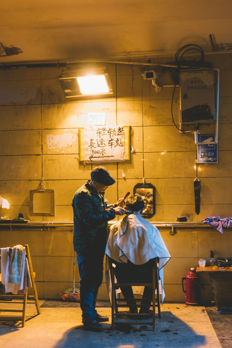 地下通道的理发师傅