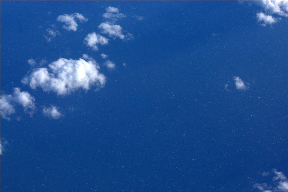 001<br />
白色的是云,蓝色的不是天空,是海,星星白点,是海洋的垃圾。