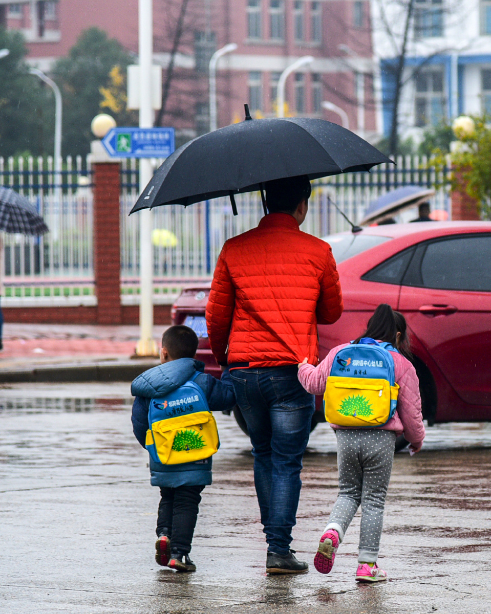 2018年11月20日拍于祁阳县明德小学,一位父亲接一双儿女放学.