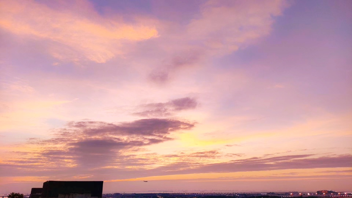 当我们在黄昏时平视远方看到一抹粉红色的夕阳一望无际的晚霞披上了