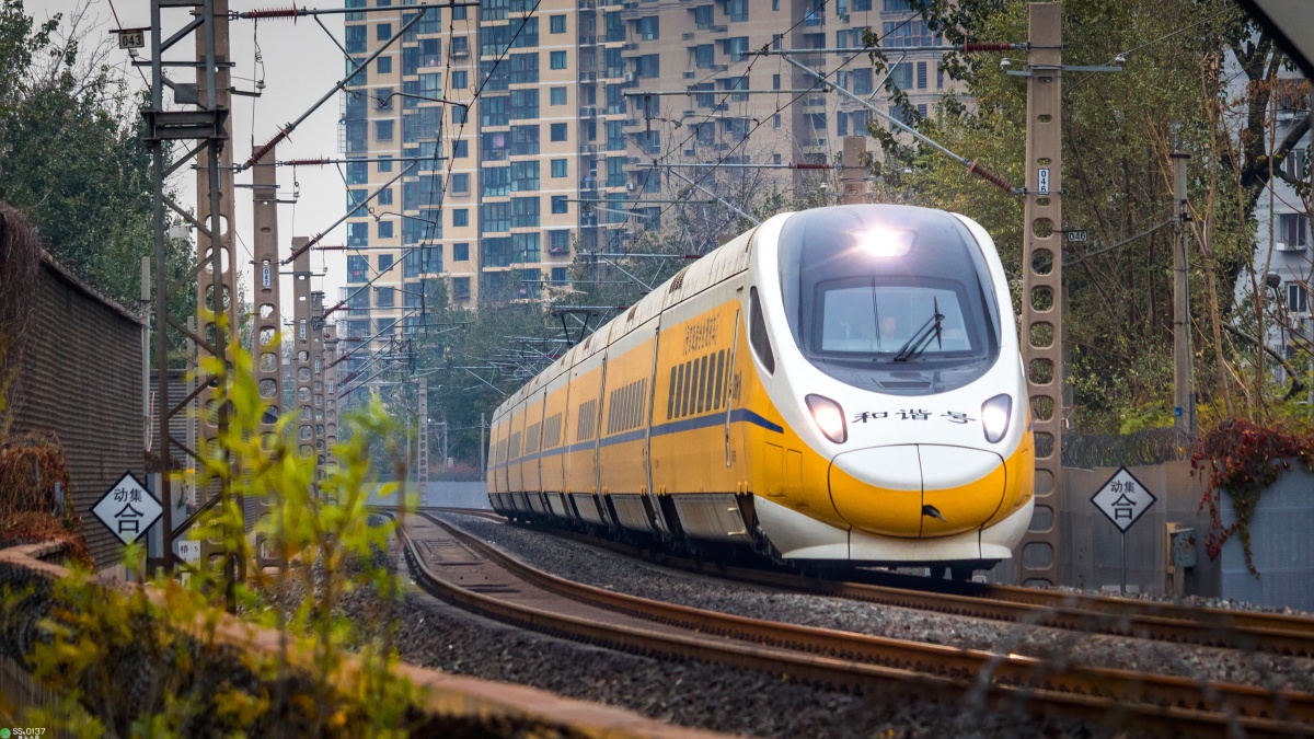 crh5j-0501担当每月的京沪动检车dj1082次接近北京站