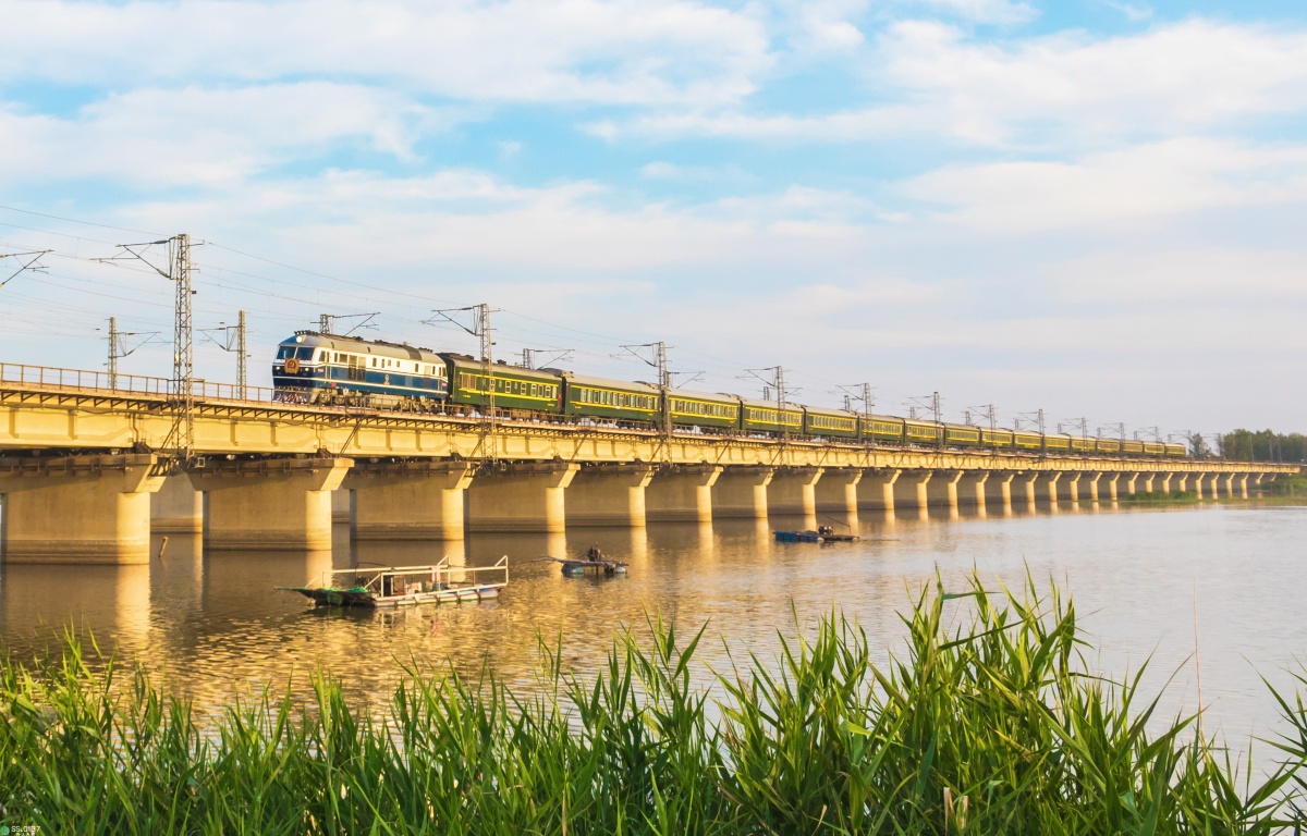 128牵引k7730通过津浦铁路独流减河大桥路上大团关注