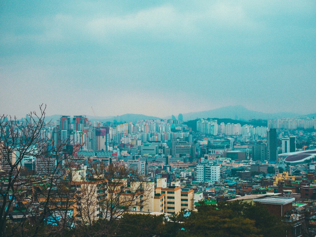 在韩屋村上俯瞰下方
