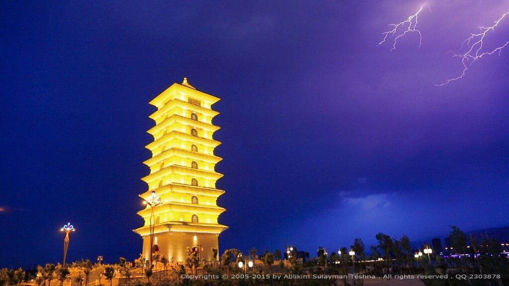 录像截图 ... 冒着雨手持拍摄才抓到的闪电 ...