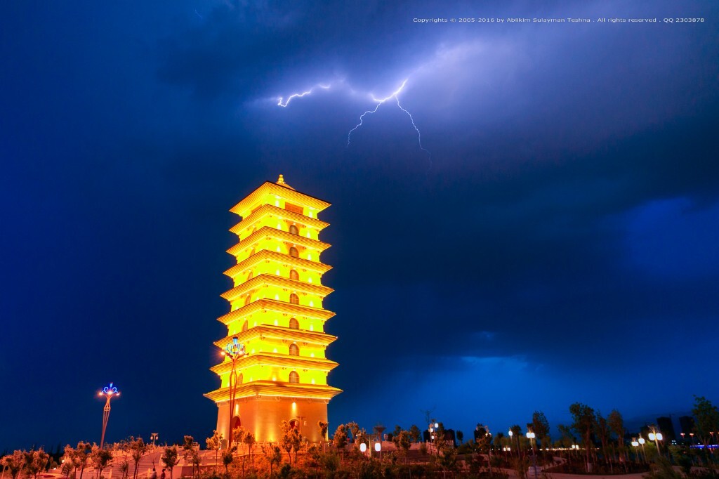 录像截图 ... 冒着雨手持拍摄才抓到的闪电 ...