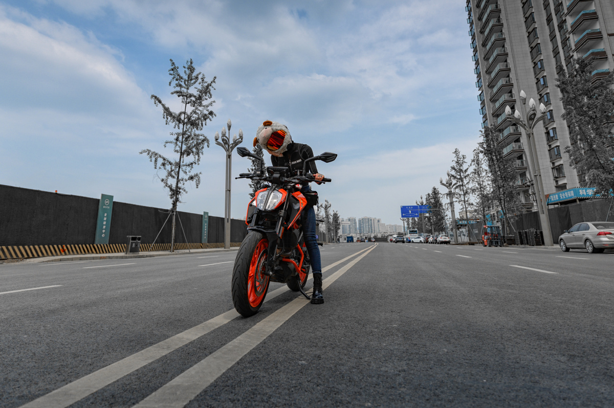 机车女孩ktm390