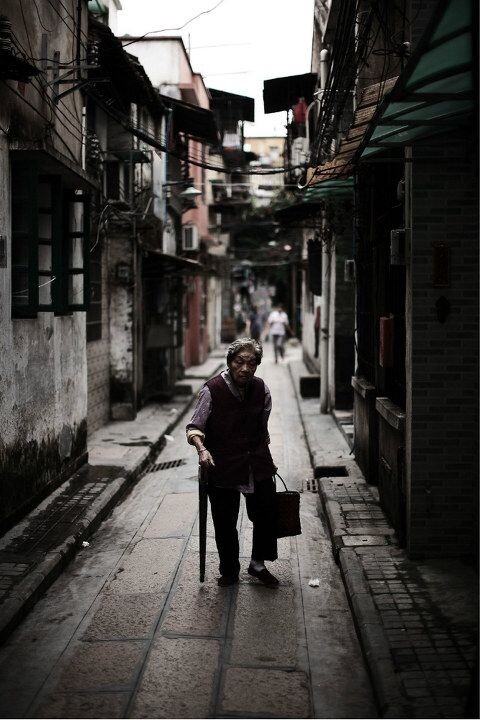 小巷老人<br />
