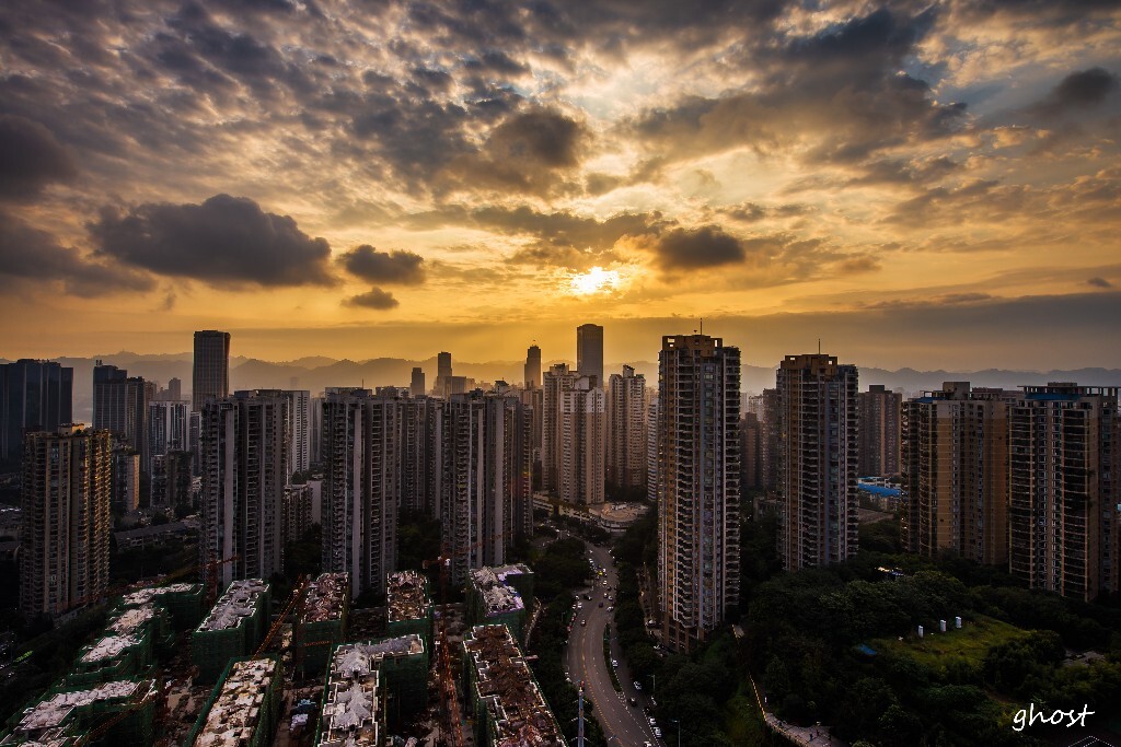 本是早上在家小区晨跑，结果看到这样的一个感觉，立马冲上楼，抓了张。 小区巡逻保安看我光膀子拿着相机，一下冲到33楼，以为我是个神经病还好没把我认为是贼的，其实有时候我们执着于摄影的人，很多人都觉得我们是活在自己的世界中了买，其实只是他们不懂我们的世界。