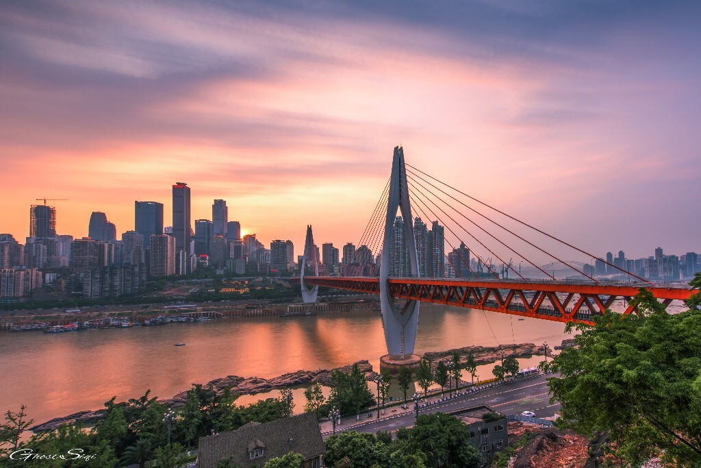 电影《火锅英雄》场景，重庆东水门大桥。