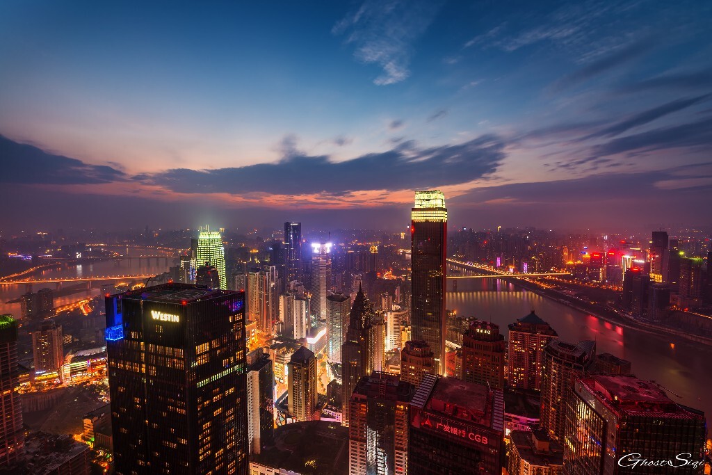 这算重庆夜景吗？记得这天第二天是我阔别这座城市9年，再回到这里第一个生日，那时对于[表情]还不懂技巧，也不懂要如何拍，就凭着感觉，当摆在你眼前你看到的就是这样的时候，怎么拍出来都好看。