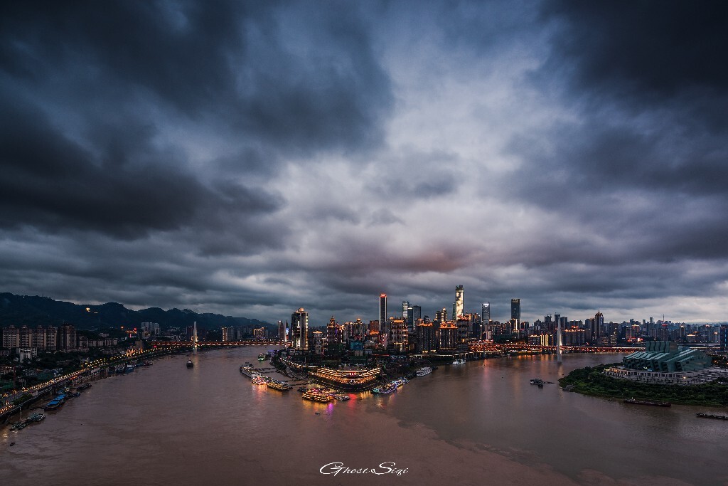 翻着老片，再看着最近山城的天，生无所恋，已经十天半个月没下过雨了，天天热成狗，刷白的天，没有一点想拍一张的兴趣。