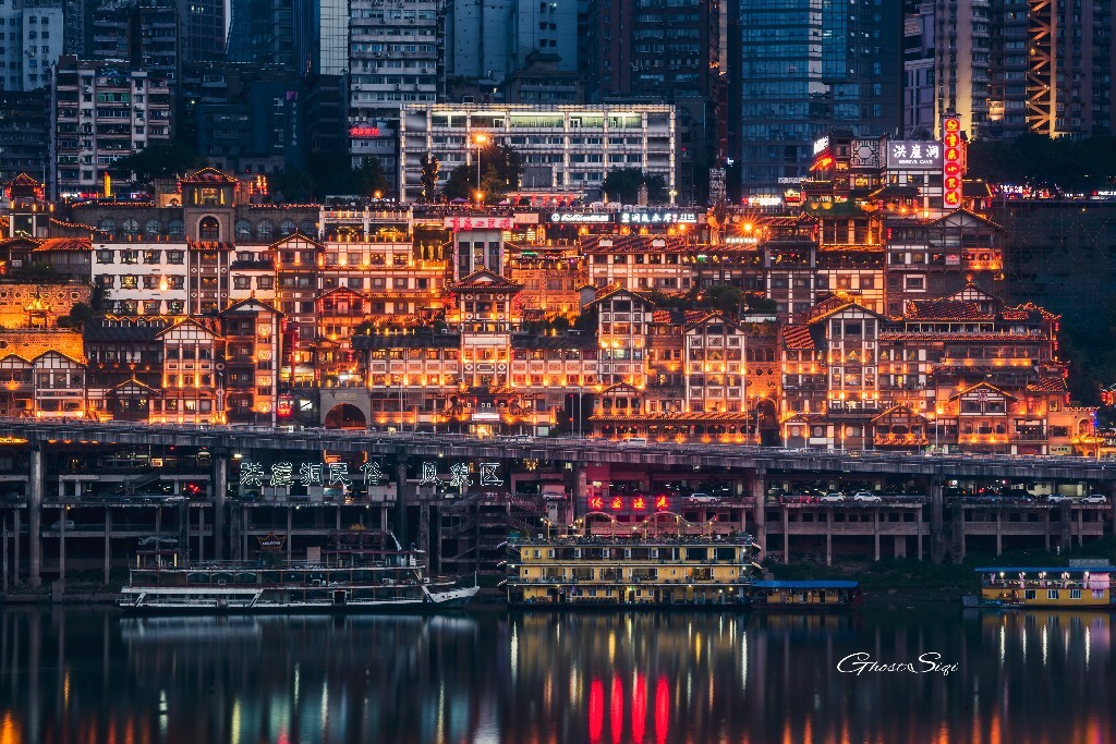 拍的这个点，好比北京的“角楼”,上海外滩的纪念碑，被无数的摄影爱好者拍过，转眼间，这也是本人离开这座城市多年后，再回到这里，第一次“记录”这个被称为重庆标志的——洪崖洞。所以拍这样的标志性建筑，蛮有难度的，物以稀为贵，反之一个点被无数人拍过以后，要再想拍出一种不一样的味道，显然不易。第一次尝试用自己的记忆处理的这张洪崖洞，请大神们多给意见，不吝赐教。述