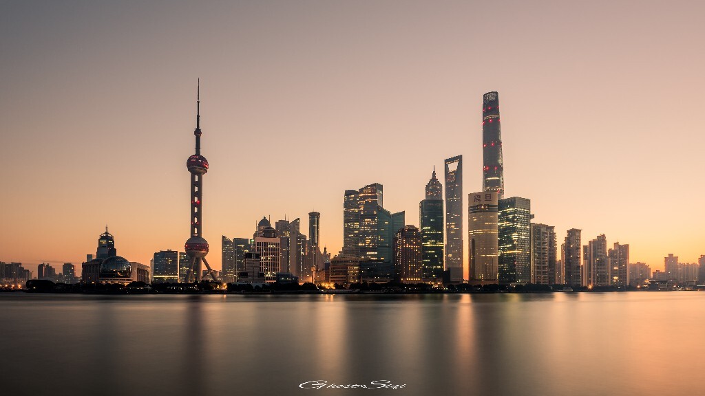 摄影初学者拍的一张，大众机位，魔都的证件照，望各位老师能够指点，只因对这座城市有一种情怀，那时候在飞机上，每次飞上海的时候，俯瞰这座城市，总有一种说不出味道，总是会发呆看着窗外的上海，挺喜欢的一座城市。