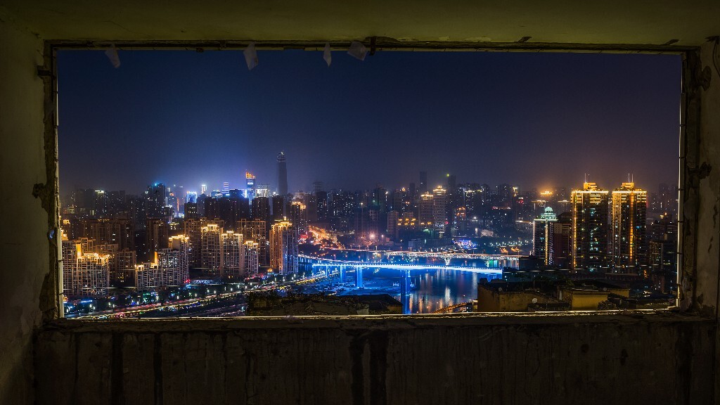 此图为《从你的全世界路过》电影主场景拍摄地取景，在剧组离开此楼后，如今已是人去楼空，唯一未变的或许只有那“窗外”的重庆夜景，还是那样的夜色。