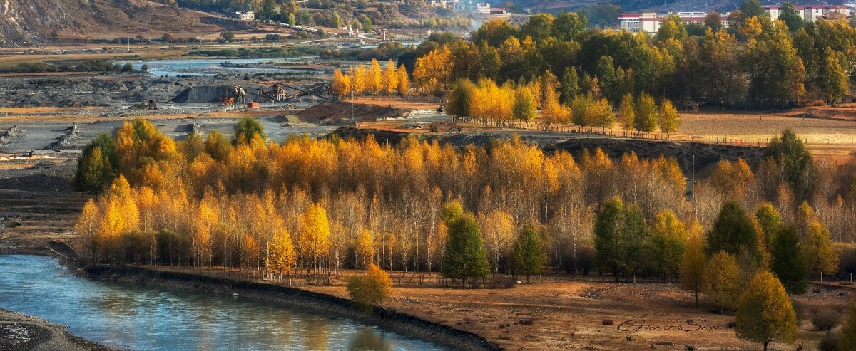 老了，回归山里，此情此景，或许就是那时的我对于生活的向往，多一些大自然本身的颜色，少了些灰白的天空，沉闷的空气，似乎一眼能看到的雾霾，我想这就是我为何如此执着于此的缘故，这样的场景能够使我安静稍许片刻。