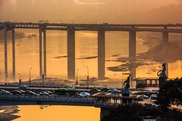 《夕阳下的桥都》