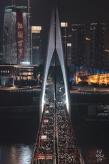 跨江任性天桥