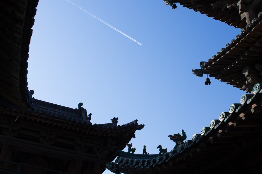 古代的建筑与飞机交相呼应