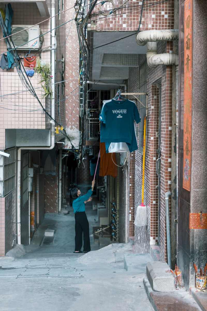 广州街头的动与静在小巷和街道间穿梭捕捉这座城市的人和物是一件很有