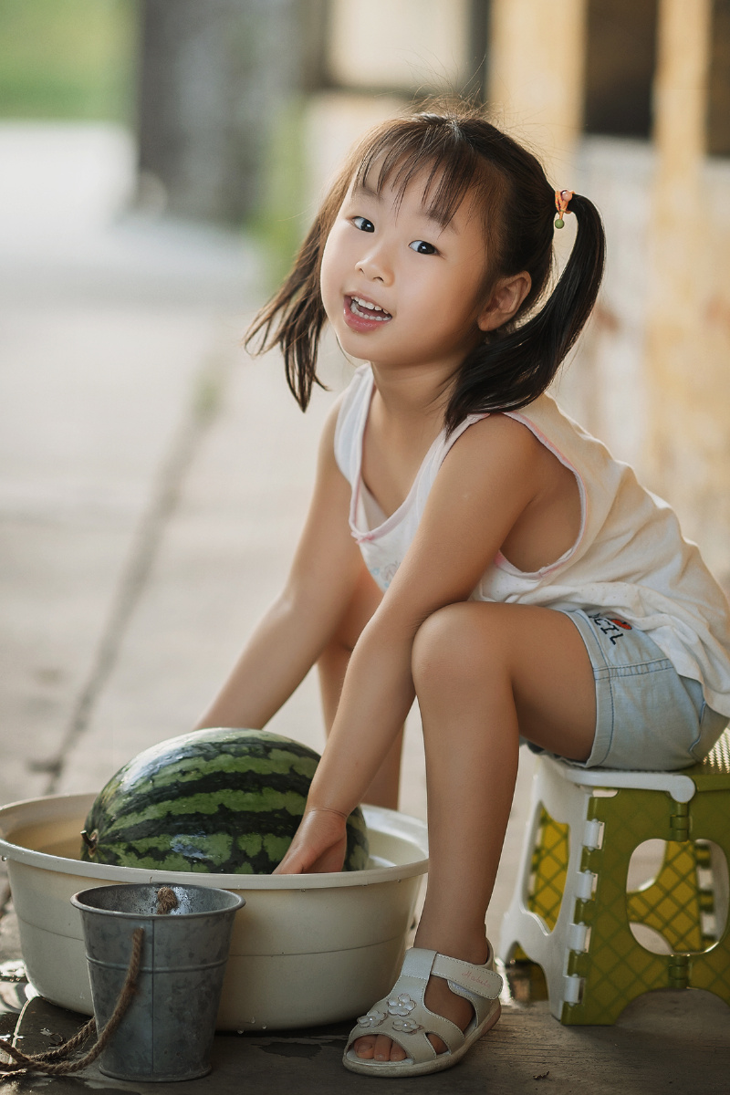 买西瓜的小女孩