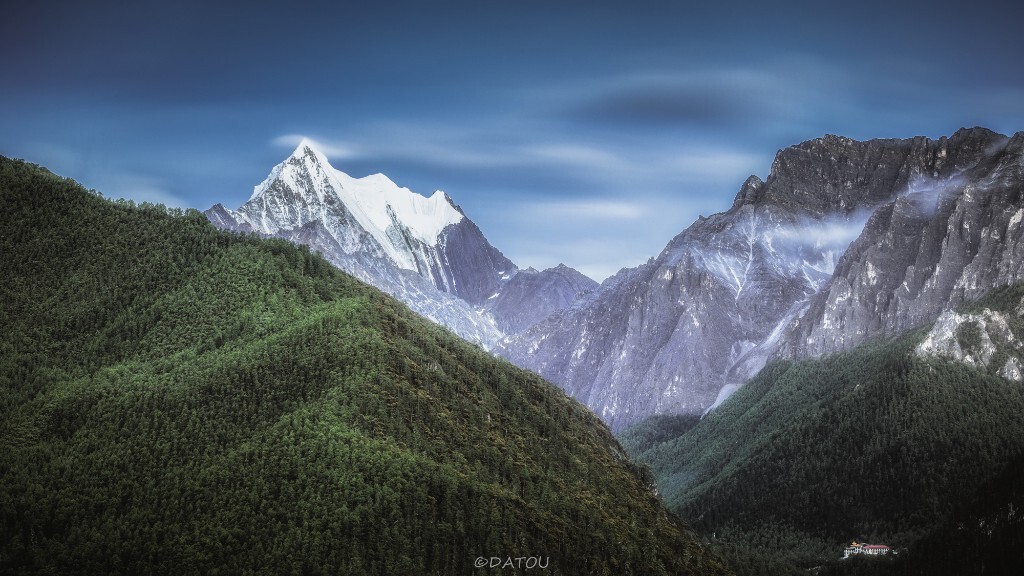 傍晚的夏诺多吉雪山