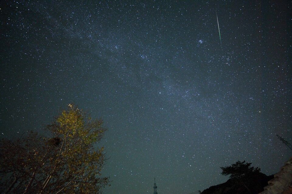 深秋流星<br />
寒冷的深秋时节 仰望星空 银河横挂 繁星点点 还有不知何时到访的流星——《深秋流星》