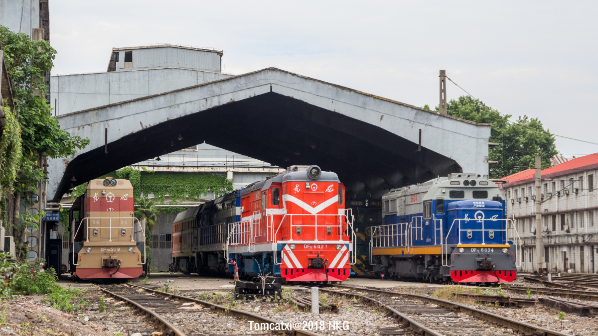 南京西机务段古老的雨棚下,三台df7系列的不同型号机车并排