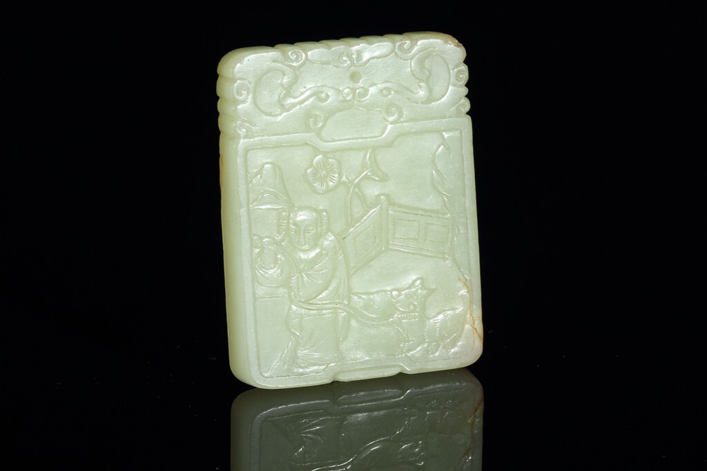 民国 黄玉牌<br />
尺寸：5.2*4*0.8cm 重45.8g 品相：绺裂 赏析：玉牌质地细腻、黄润。制式方正，双面兼工，牌头浮雕双龙，并以云头如意为饰，正面浮雕人物故事图。雕工精美，线条流畅婉转，人物立体鲜活，可佩可赏，值得珍藏。