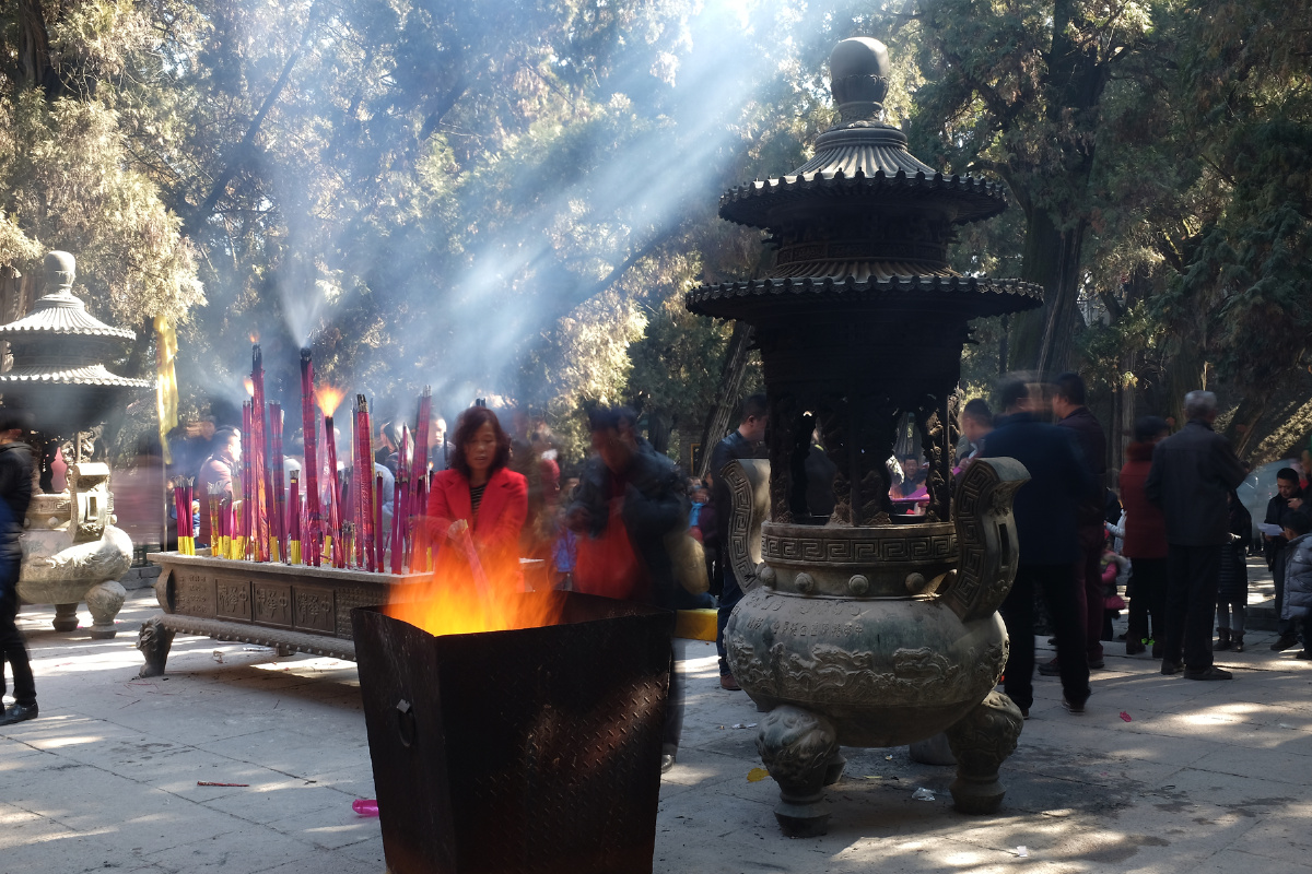 在黄帝陵前上香的香客